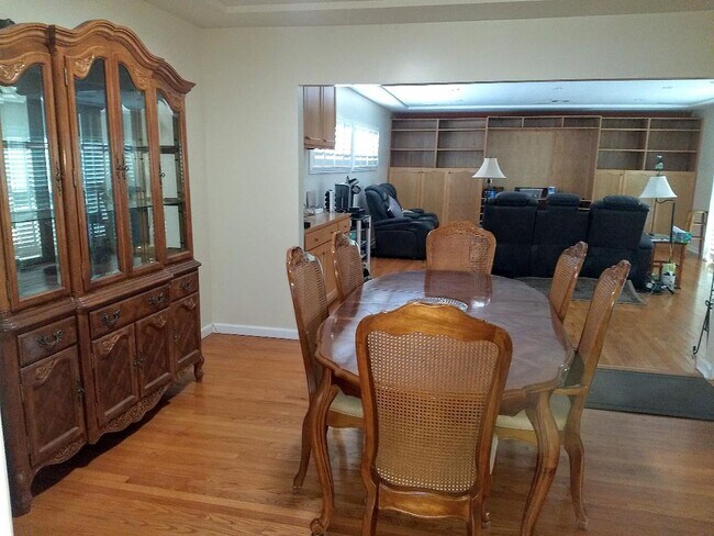 comedor hacia la zona familiar - 7720 Cowan Ave