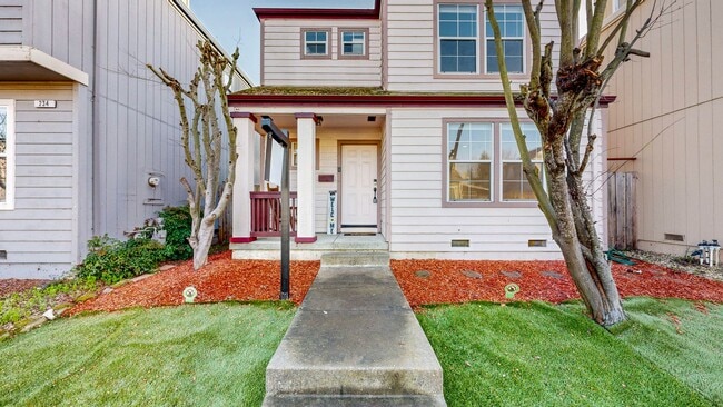 Foto del edificio - Charming 3 Bedroom 2.5 Bath with Bonus Room and Private Yard!