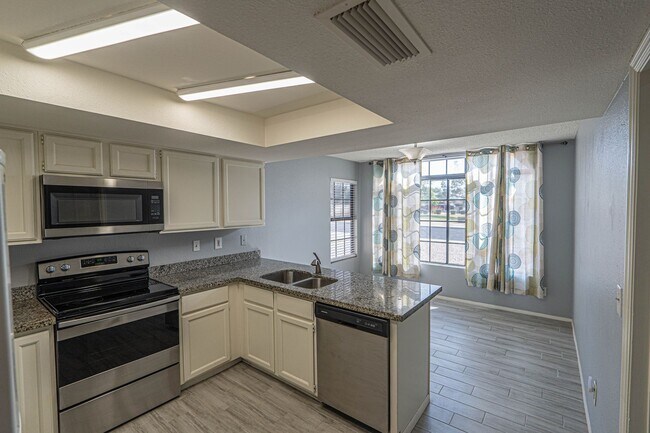 Building Photo - Flexible Floor Plan & Fabulous Pool: Perfe...