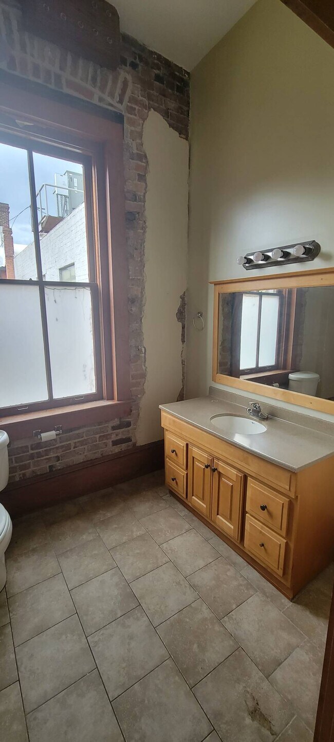 Building Photo - 572 Mulberry St