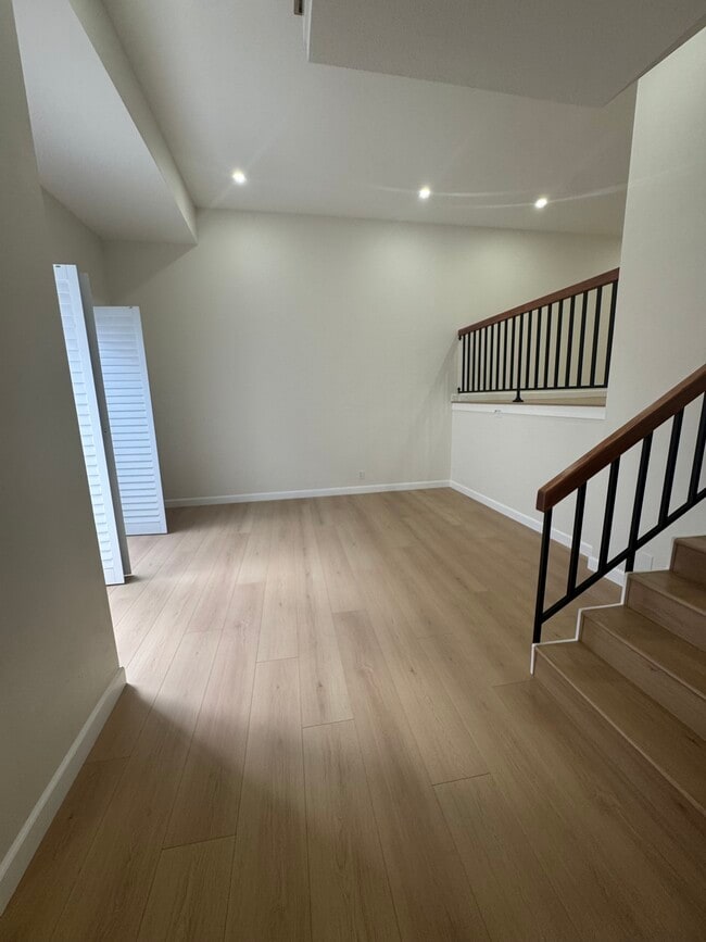 Building Photo - 10911 Bluffside Dr