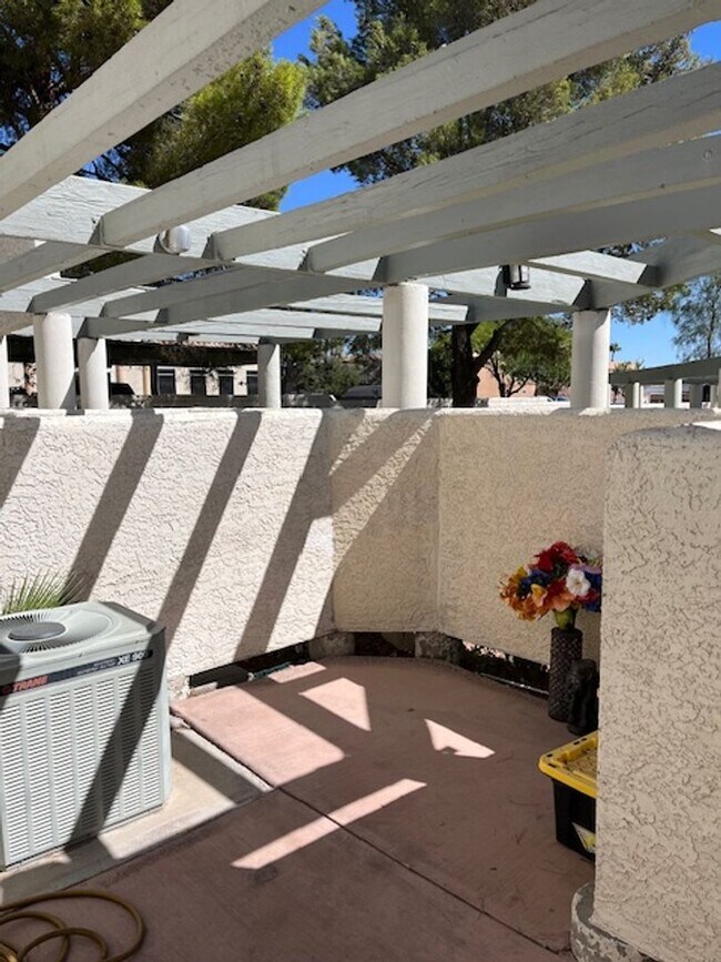 Foto del edificio - Great 2 story 2 bedroom Townhome in the La...