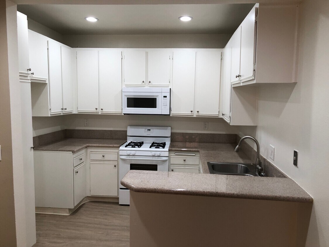 Primary Photo - 14014 Moorpark St
