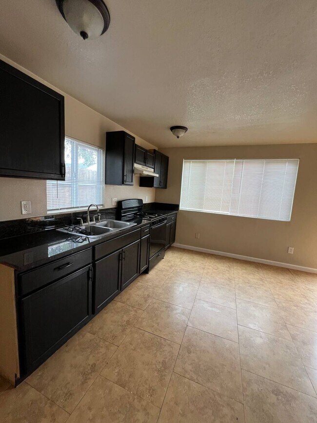 Foto del edificio - 304 N Sierra Vista Ave