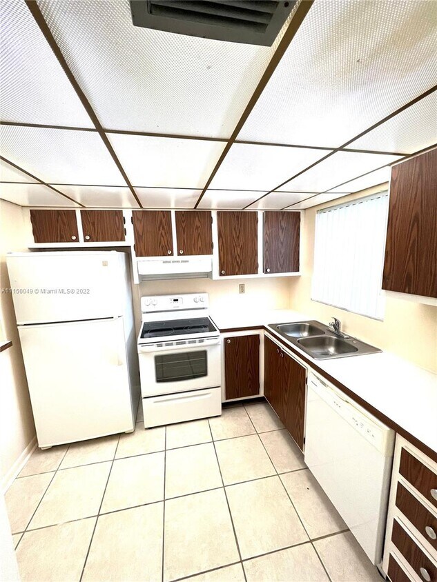 Primary Photo - 6570 Royal Palm Blvd