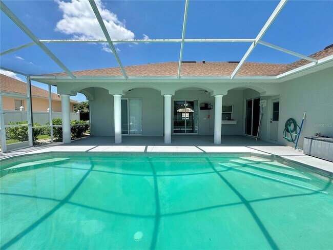 Foto del edificio - 417 Ruby Lake Pl