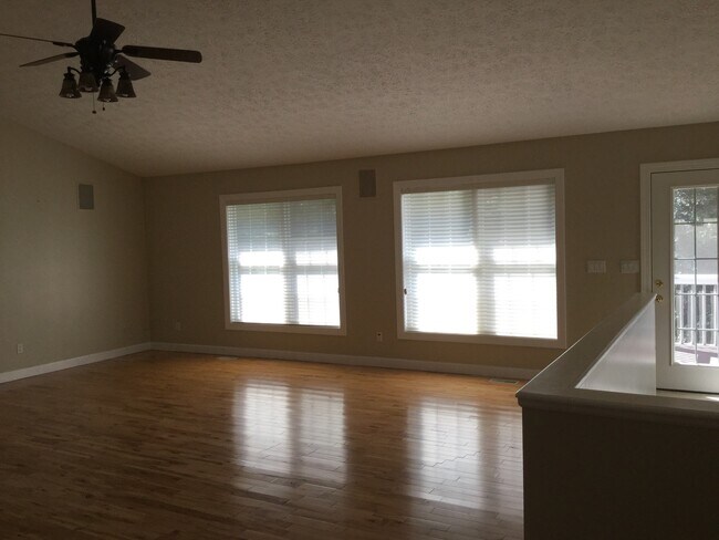 Building Photo - 3 Bed 3 Bath Home in Hendersonville!!