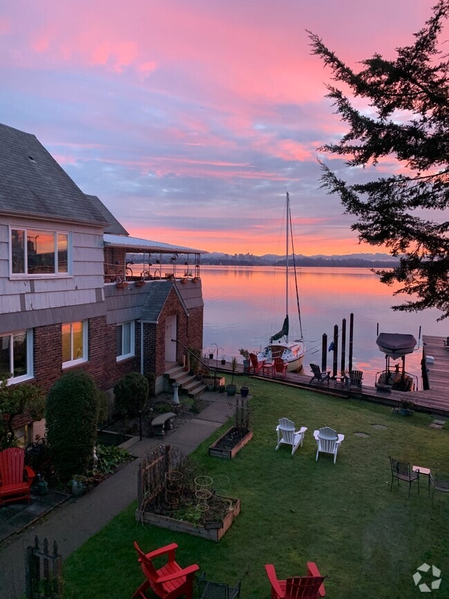 Building Photo - Beautiful Waterfront Community