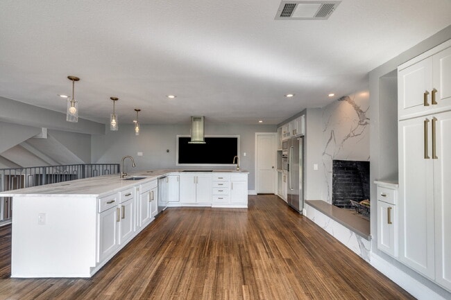 Building Photo - Garland Split Level