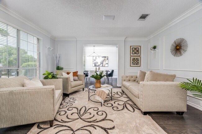 Foto del edificio - 2704 Crestwood Ln