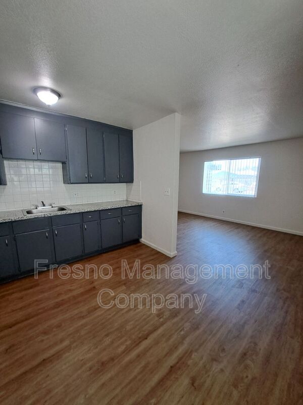 Building Photo - 441 S Dearing Ave