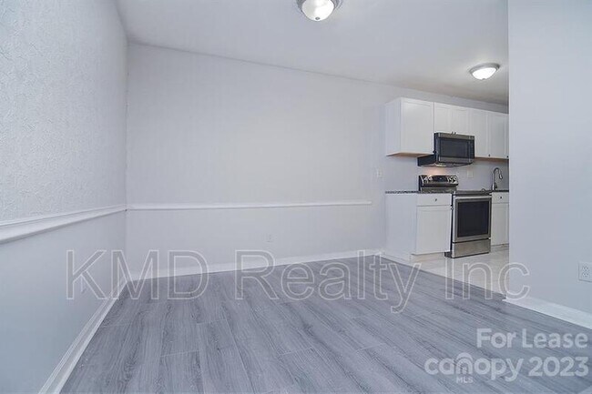 Building Photo - 805 High Meadows Ln