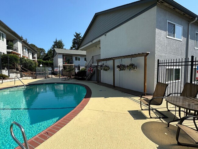 Foto del edificio - 2 Bed, 1 Bath Upstairs - Updated Flooring