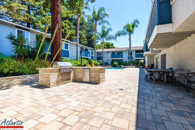 Foto del edificio - Lovely Condo | Private Yard | Prime Location