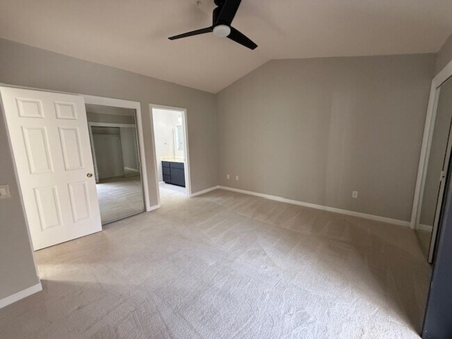 Foto del edificio - 2-Bedroom Corner Condo In Willowbrook Seni...