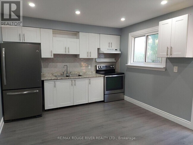 Building Photo - 432 Bloor St E