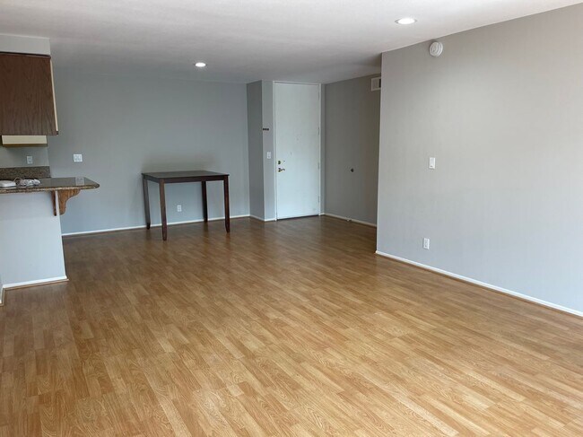 Foto del edificio - 412 N Bellflower Blvd