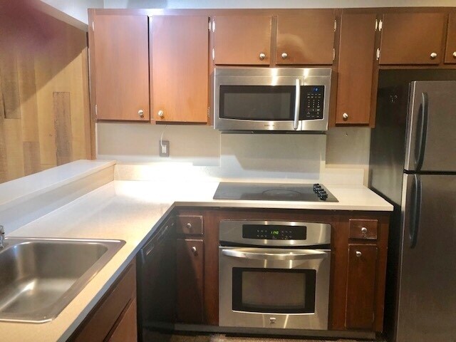 Foto del edificio - Lakefront Living in sought 60/01 complex