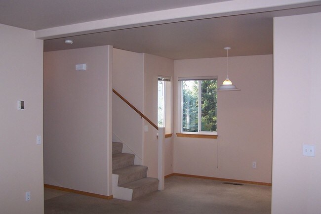 Building Photo - 1133 NE Hidden Valley Dr