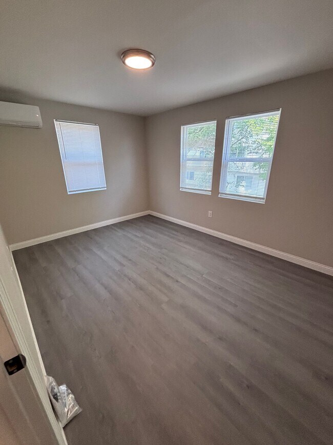 Building Photo - Newly Renovated 2 Bed 1.5 Bath