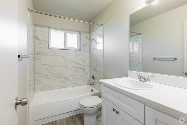 2BR, 1BA - 925SF - Bathroom - Heritage Townhomes
