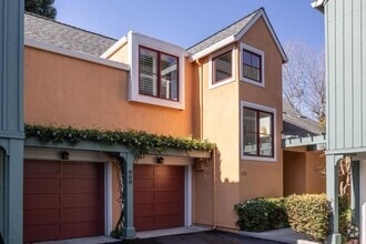 Building Photo - 988 Menlo Ave