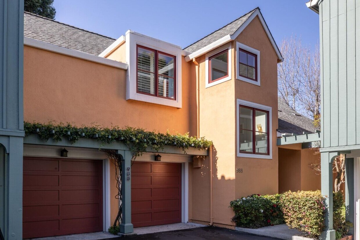 Primary Photo - Stunning Menlo Park Townhome