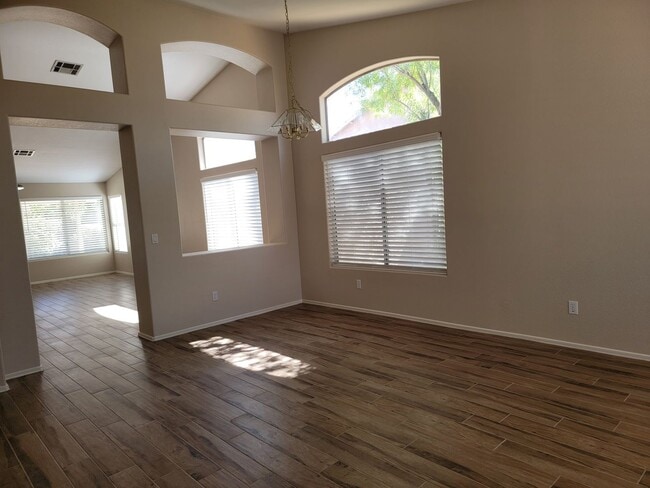 Building Photo - Updated 3 bed with 3-Garage in Bridlewood Subdivision