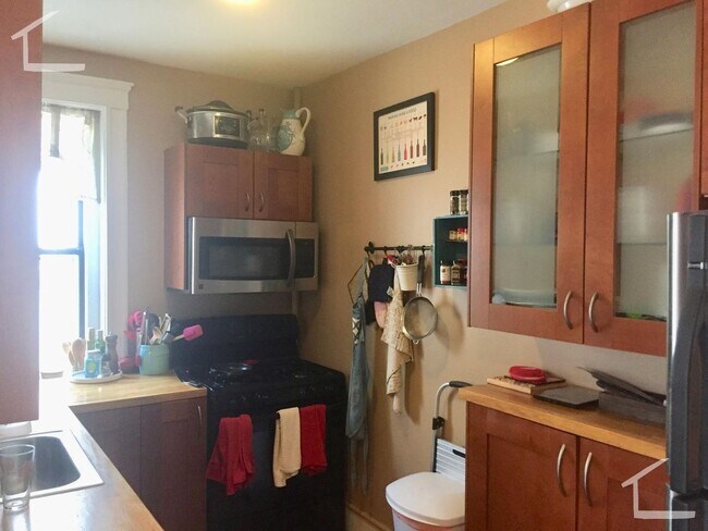 Foto del edificio - Great two bedroom in Cleveland Circle, new kitchen, tons of sunlight