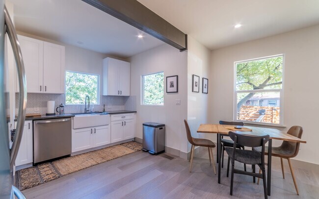 Foto del edificio - 3007 E 14th 1/2 St