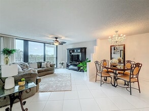 Building Photo - 1101 River Reach Dr