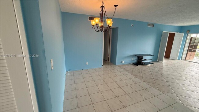 Building Photo - 2751 N Palm Aire Dr