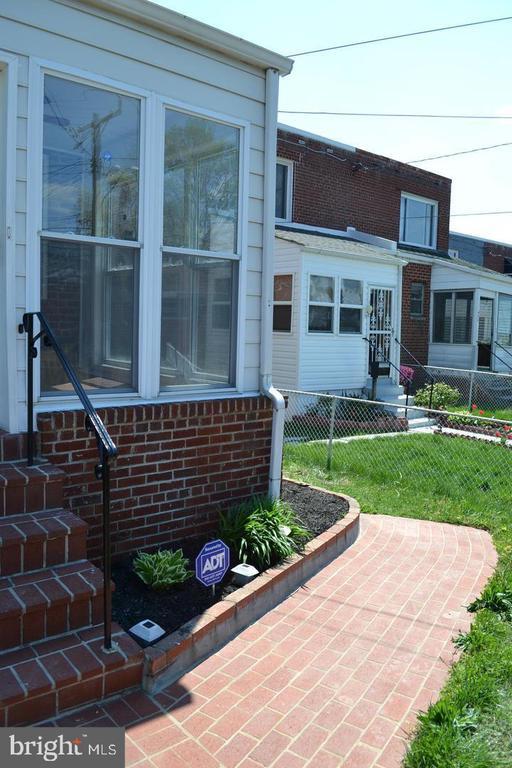 Building Photo - 425 Kennedy St NE