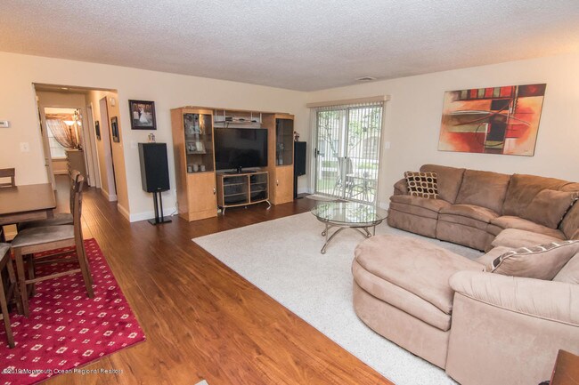 Building Photo - 205 Tulip Ln