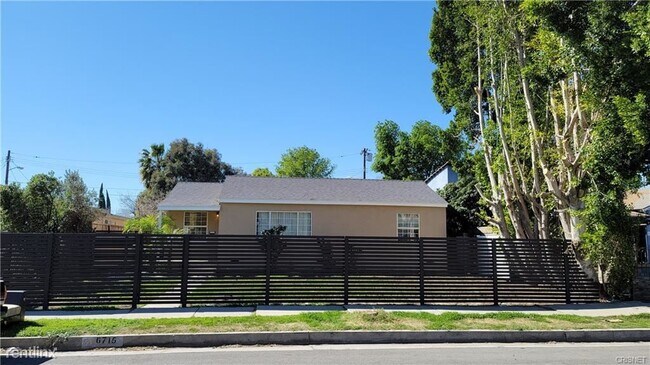 Building Photo - 2 br, 3 bath House - 6715 Corbin Ave