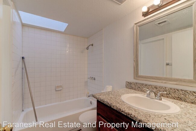 Foto del edificio - 2 br, 1 bath House - 2120 Venus Ave #D