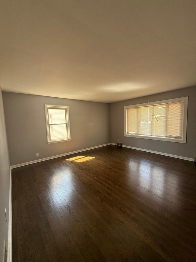 Building Photo - 18343 Oakwood Ave