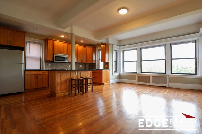 Building Photo - 1070 Beacon St