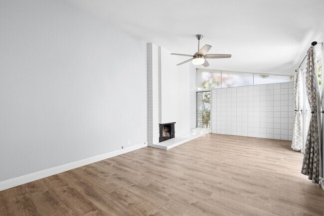 Building Photo - Newly remodeled 2 bedroom w/ the best Loca...