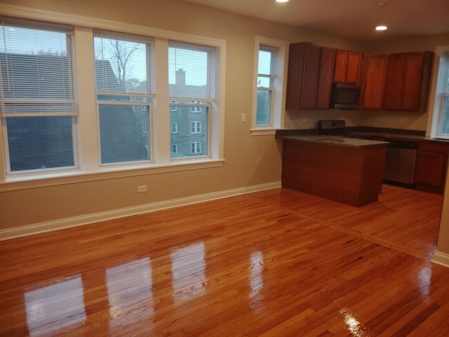 Building Photo - 7211 N Damen Ave