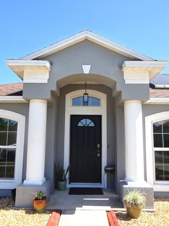 Foto del edificio - 4 bedroom & 2 bath home off of Bloomingdale Ave.