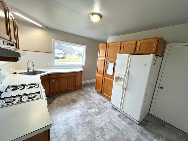 Foto del edificio - FIVE BEDROOM HOUSE !!. Just a four-minute commute away from PENN STATE BEHREND.