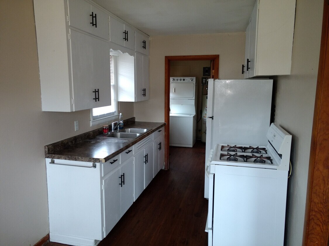 212 W Charlotte St Unit 212 W. Charlotte, Salina, KS 67401 Apartments