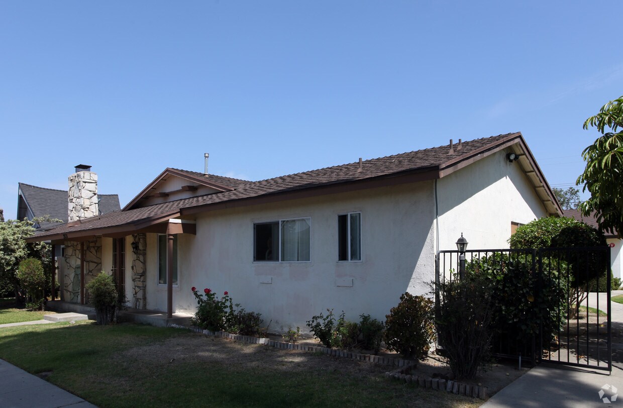 Building Photo - 2031 E Almont Ave