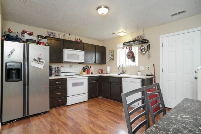Building Photo - 672 E 950 S