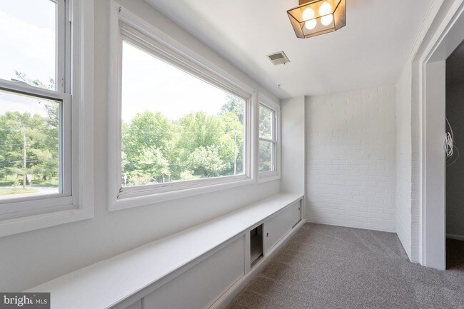 Foto del edificio - 8032 Lakecrest Dr