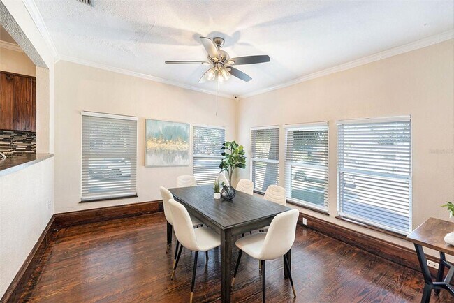 Foto del edificio - 2024 Oakdale Way