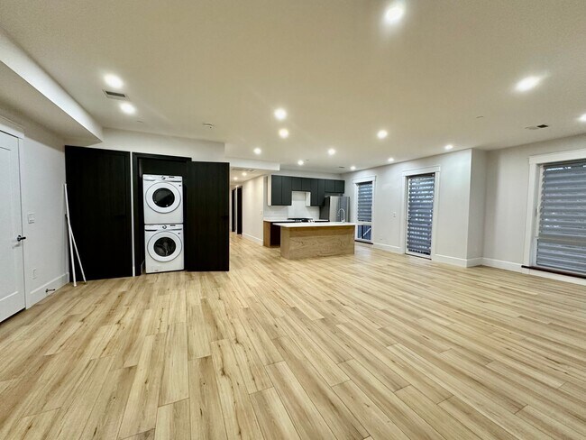 Foto del edificio - Luxurious 5-bed/4 bath Fort Hill apartment near Near BU and Northeastern - great location!