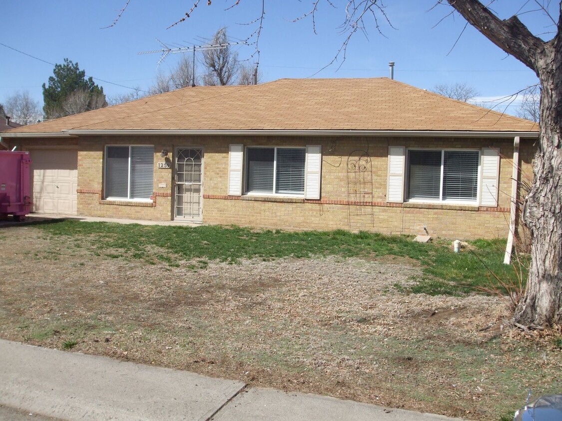 Primary Photo - Spacious 4 bedroom 2 bath house with large...