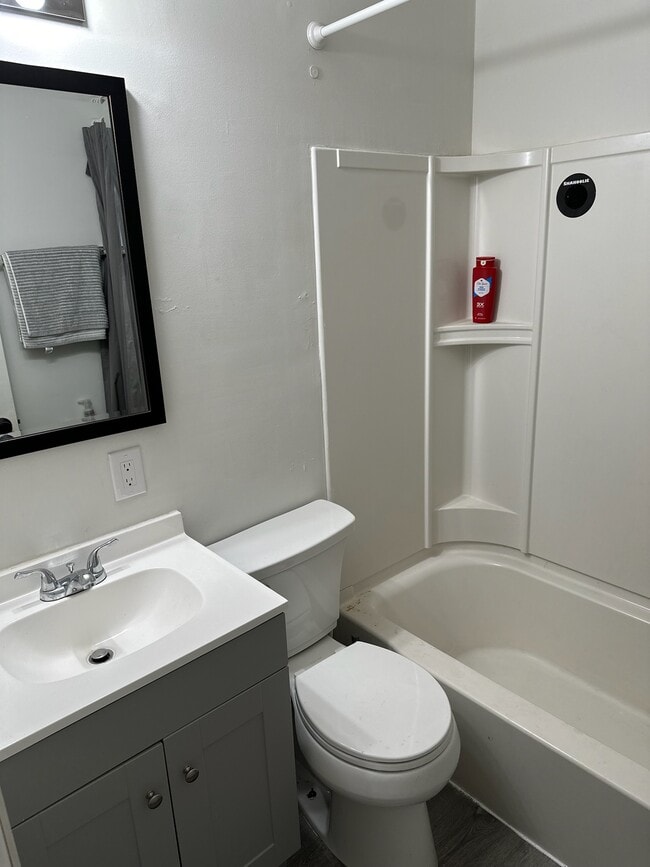 Bathroom - 1511 Sycamore St